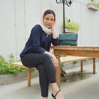 Dinda mengaku gaya hijabnya ini terinspirasi dari wanita-wanita berhijab yang ia lihat selama umroh. Tahu bahwa gaya seperti ini bukanlah hijab sesuai syariat, Dinda berdalih dirinya masih belajar. Foto: Instagram/DindaShafay