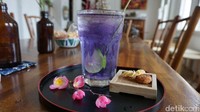 Berlokasi di Gedung Olveh, Semasa Di Kota Tua tawarkan kopi dan teh dalam balutan suasana kolonial kental. Salah satu menu andalannya, Ice Blue Grass yaitu teh bunga telang dengan campuran sereh. Slurpp! Foto: dok. detikFood