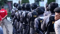 Total ada 450 personel polisi yang mengawal jalannya sidang Aman ini.