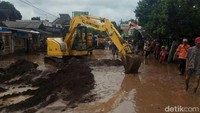 Sarana dan prasarana fasilitas umum, seperti dam dan jembatan, juga rusak diterjang banjir bandang/Foto: Ardian Fanani