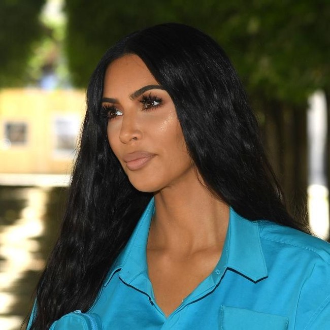 Kim Kardashian dikabarkan menerima $500,000 (Rp 7,1 miliaran) untuk satu kali unggah foto bersponsor di Instagram-nya ketika mempromosikan merek obat mual di 2015. Bayaran itu lebih mahal dari gaji presiden AS untuk setahun. Selain obat mual, Kim juga sering di-endorse brand lain. Menurut laporan Mediakix, ia biasanya menerima $200 ribu (Rp 2,8 miliaran) sekali posting. Foto: Dok. Getty Images