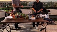 Nah kalau ini kayaknya Alisson sedang bersiap mau berpesta barbekyu. Bersama rekannya, ia seperti tengah membahas hal seru. Foto: instagram @alissonbecker