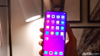 Meski layarnya cukup lapang, tidak membuat ukuran ponsel ini jadi bongsor. Ketika digenggam sangat nyaman, tidak terasa besar. Walau punya bodi kaca, Find X tidak licin ketika berada di tangan. Foto: Adi Fida Rahman/detikinet