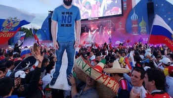 Meskipun Javier tidak diizinkan pergi, teman-temannya memiliki ide super kocak tapi kreatif agar Javier tetap eksis di piala dunia 2018. (Foto: Instagram/IngueSuMatrushka)
