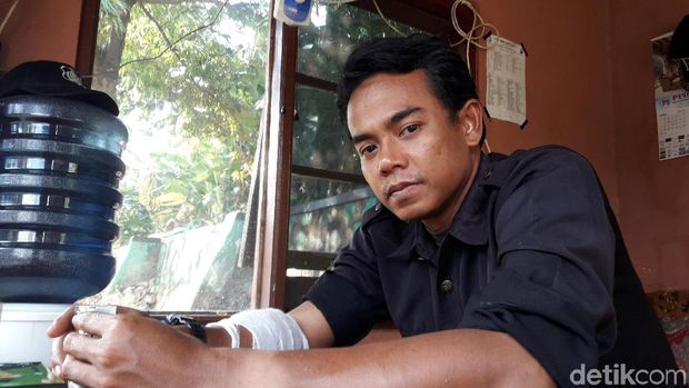 Ismail, petugas keamanan yang diserang monyet di Jatiasih, Bekasi, Jumat (22/6/2018)