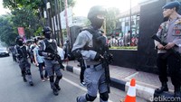 Polisi bersenjata api laras panjang disiagakan di Pengadilan Negeri Jakarta Selatan.