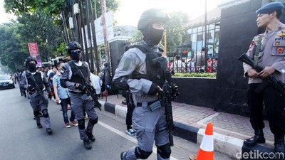 Foto: Polisi Bersenjata Jaga Sidang Vonis Aman