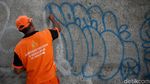 Petugas PPSU Bersihkan Coretan Vandalisme di Mampang