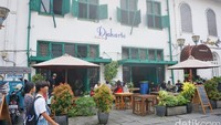 Yang satu ini juga terkenal, namanya Kedai Seni Djakarte. Bangunannya khas kolonial dengan jendela-jendela hijau ikonik. Aneka kuliner Nusantara bisa dicicip seperti soto Betawi, sate ayam, bandrek sampai es toples. Foto: dok. detikFood