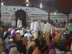 Peziarah Serbu Tradisi Grebeg Syawal Keraton Kanoman Cirebon