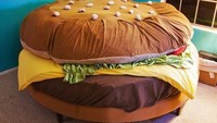 Kalau yang ini baru kasur burger besar. Unik ya kasurnya terlihat empuk. Foto: Istimewa