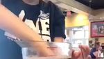 Viral, Pegawai Resto Cepat Saji Aduk Teh dengan Tangan