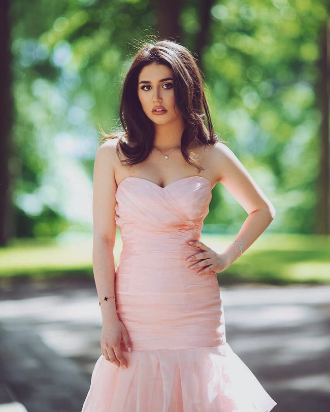 Adalah Irina Chigirinskaya, seorang anak pengusaha properti asal Rusia Alexander Chigirinsky yang baru-baru ini melangsungkan pernikahan. Irinia meikah dengan Morris Mirelli di Agalarov Golf and Country Club, Moscow. Foto: Instagram