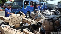 Seperti di Stasiun Bekasi ini. Jasa pengiriman motor masih terlihat ramai didatangi warga disekitar Jalan H. Juanda, Kota Bekasi.