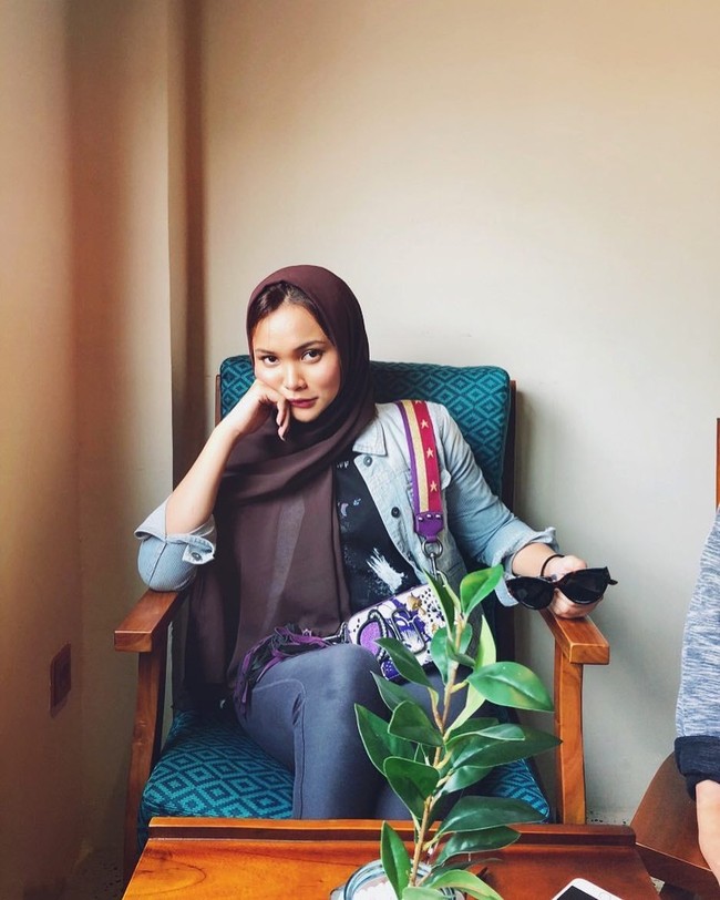 Dinda pun tak bertahan lama menerima kritikan pedas tersebut. Belum genap 3 bulan, Dinda memutuskan untuk melepas jilbabnya. Ia mengunggah video di Youtube khusus menceritakan alasan ia melepas hijab. Foto: Instagram/DindaShafay