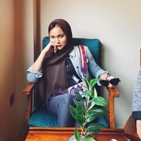 Dinda pun tak bertahan lama menerima kritikan pedas tersebut. Belum genap 3 bulan, Dinda memutuskan untuk melepas jilbabnya. Ia mengunggah video di Youtube khusus menceritakan alasan ia melepas hijab. Foto: Instagram/DindaShafay