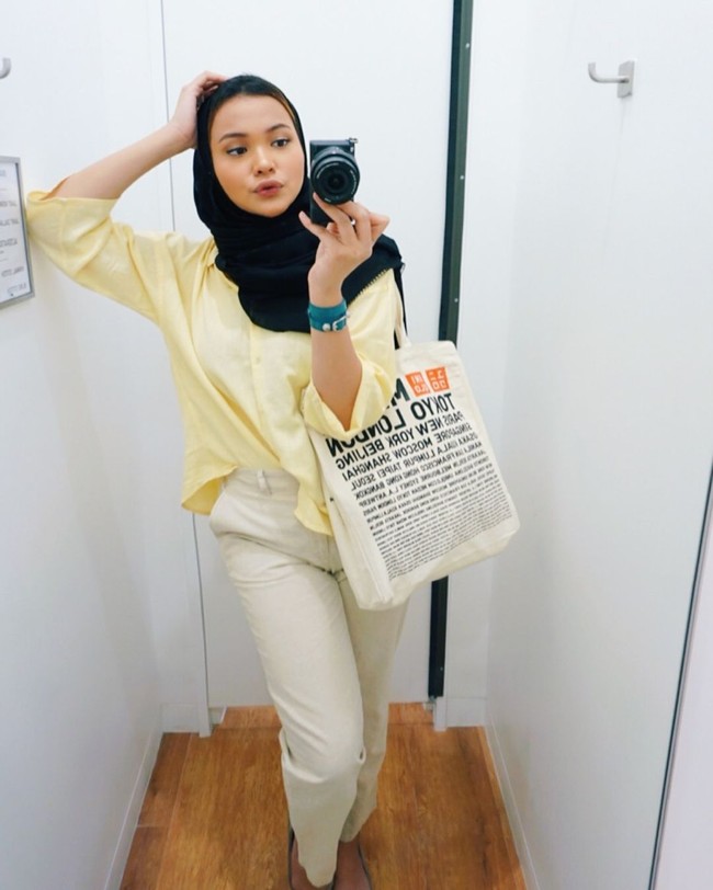 Setelah menunaikan ibadah umroh pada Maret 2018, Dinda memutuskan untuk mengenakan jilbab. Jilbab yang ia kenakan masih terbuka di bagian dahi, sehingga rambutnya sering terlihat. Sesekali Dinda pun tampil dengan jilbab tapi lehernya tetap terlihat. Foto: Instagram/DindaShafay