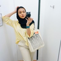 Setelah menunaikan ibadah umroh pada Maret 2018, Dinda memutuskan untuk mengenakan jilbab. Jilbab yang ia kenakan masih terbuka di bagian dahi, sehingga rambutnya sering terlihat. Sesekali Dinda pun tampil dengan jilbab tapi lehernya tetap terlihat. Foto: Instagram/DindaShafay