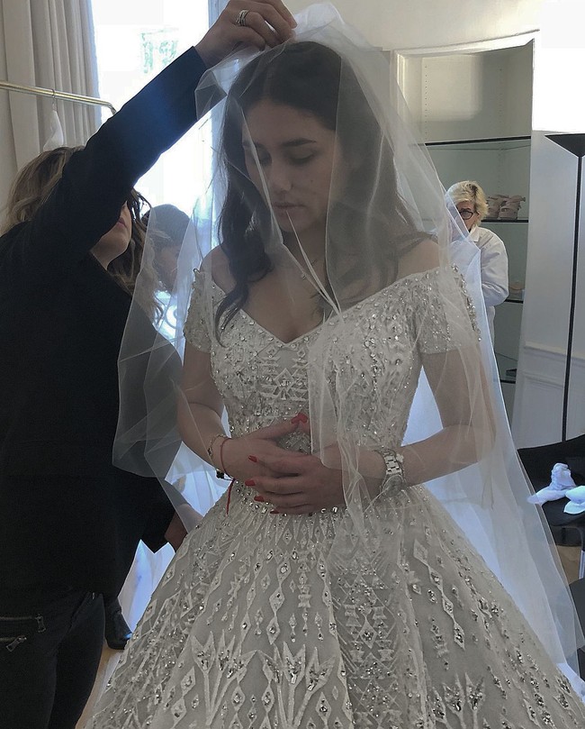 Irina pun tampil cantik di hari bahagianya. Ia mengenakan gaun megah dari desainer Zuhair Murad yang berbiaya $270,000 atau sekitar Rp 3,7 miliar. Foto: Instagram