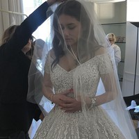 Irina pun tampil cantik di hari bahagianya. Ia mengenakan gaun megah dari desainer Zuhair Murad yang berbiaya $270,000 atau sekitar Rp 3,7 miliar. Foto: Instagram