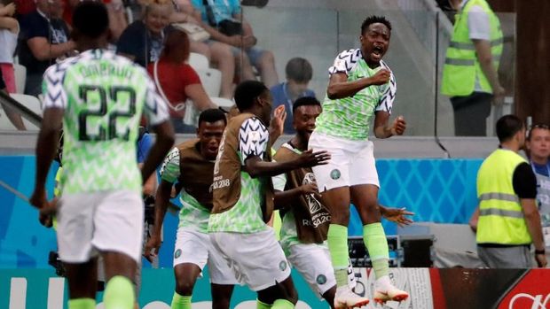 Para pemain timnas Nigeria merayakan kemenangan mereka atas Islandia. (