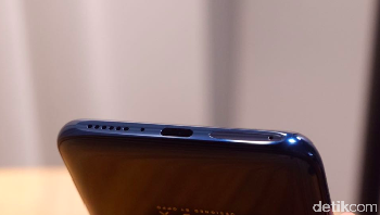 Dan bagian bawahnya. Ponsel ini tidak memiliki colokan earphone standar dan tidak ada pula pemindai sidik jari. Sebagai gantinya ada pemindai wajah untuk keamanan. Foto: Adi Fida Rahman/detikinet