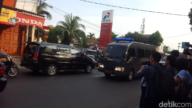 Aman Abdurrahman Tiba di PN Jaksel Jelang Vonis Aman Abdurrahman Tiba di PN Jaksel Jelang Vonis