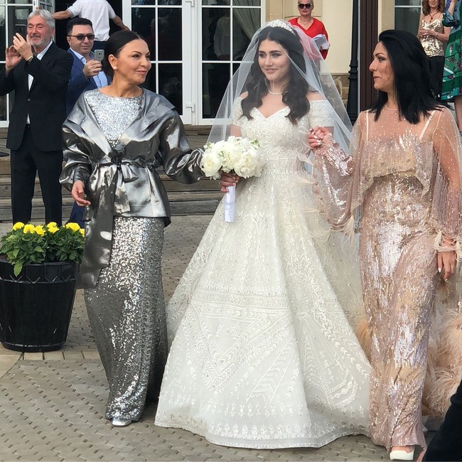 Acara itu sendiri dihadiri 1.500 undangan. Gelaran tersebut dikatakan lebih mewah dari pernikahan kakaknya, Maria, di tahun 2015. Foto: Instagram