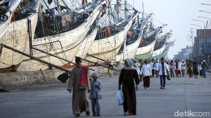 Warga hendak menuju area salat Id di daerah Pelabuhan Sunda Kelapa.