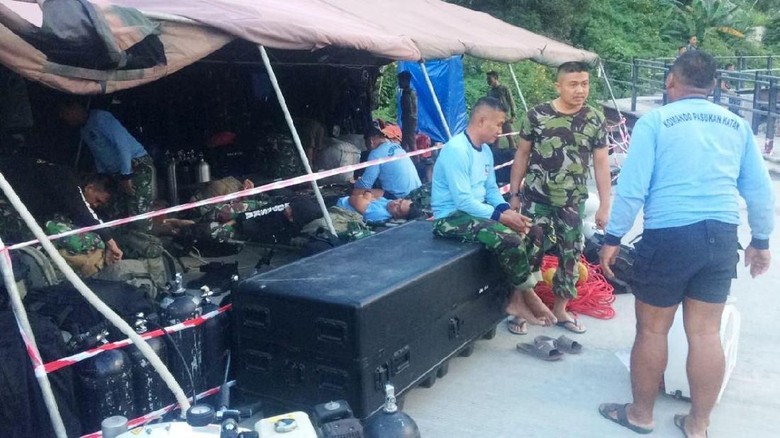 2 Tim Kopaska TNI AL Diterjunkan Cari Korban KM Sinar Bangun 2 Tim Kopaska TNI AL Diterjunkan Cari Korban KM Sinar Bangun