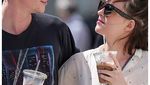 Yuk, Intip Si Cantik Dakota Johnson Saat Ngopi dan Cicip Makanan