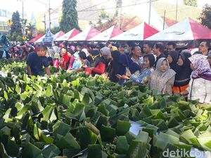 Ribuan Warga Madiun Berburu 16.825 Pincuk Nasi Pecel Gratis