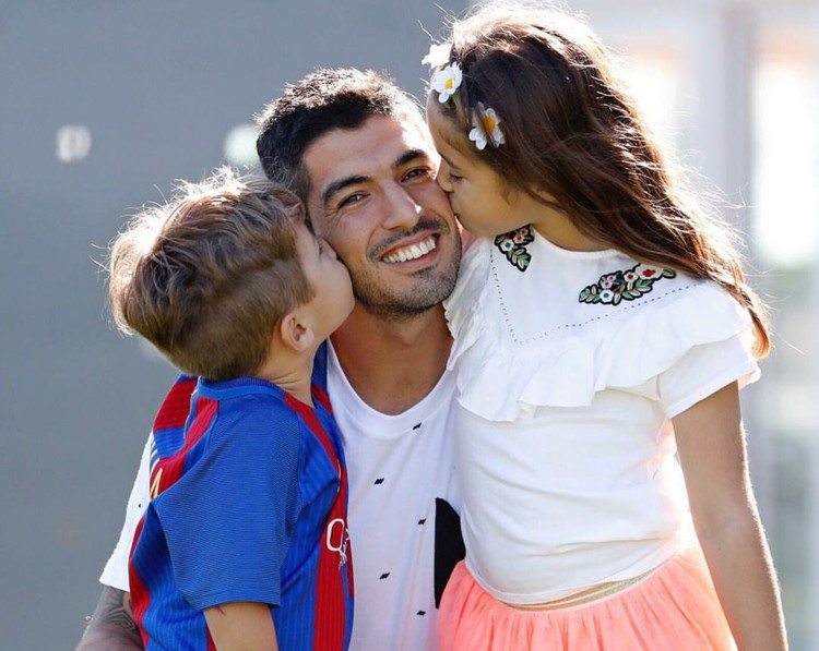 Foto-foto Ini Bukti Luis Suarez Sosok Ayah yang Penyayang