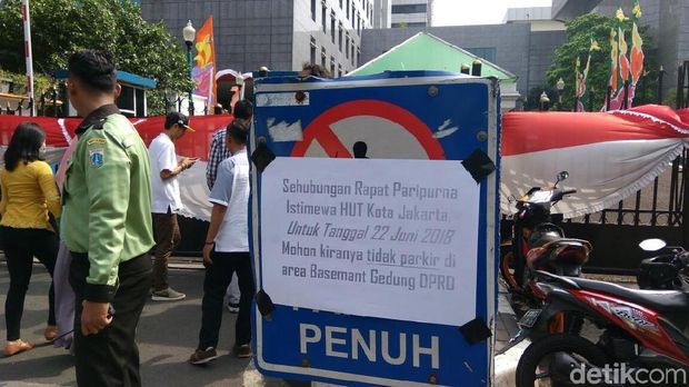 Peringatan untuk tak parkir di basement gedung DPRD DKI Jakarta