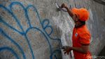 Petugas PPSU Bersihkan Coretan Vandalisme di Mampang
