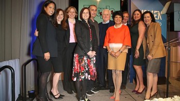 Ini saat berpose bersama petinggi Intel dan beberapa kolega dari perusahaan lain. Intel menyebutkan bahwa pihaknya mendapatkan informasi jika Krzanich pernah menjalin hubungan dengan seorang pegawai Intel. Foto: Getty Images