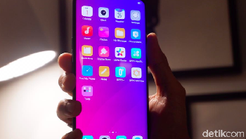 Find X punya ponsel paling lega yang ada di pasaran. Bukan karena ukuran layarnya 6,4 inch. Tapi karena ponsel ini punya rasio screen-to-body 93,8% dan tanpa notch. Notch tak diperlukan karena kameranya disembunyikan. Foto: Adi Fida Rahman/detikinet