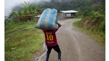 Lionel Messi seolah sendirian berjuang mengangkat Argentina. Foto: istimewa