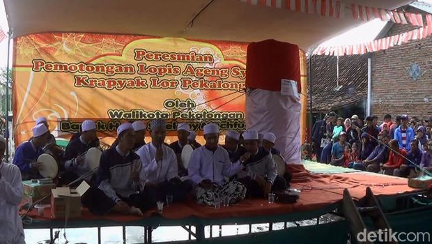 Pesta kue Lopis Ageng di Pekalongan.