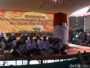 Hebohnya Pesta Kue Lopis Raksasa di Pekalongan
