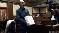 Nota pembelaan saya baca sendiri, ada sekitar 2 ribu halaman, ujar Fredrich sebelum sidang (Foto: Faiq Hidayat/detikcom)