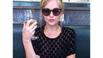 Yuk, Intip Si Cantik Dakota Johnson Saat Ngopi dan Cicip Makanan