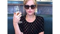 Ini gaya makan siang Dakota Johnson. Yang dipegang itu minuman apa ya? Foto: Instagram @officialdakotajohnson