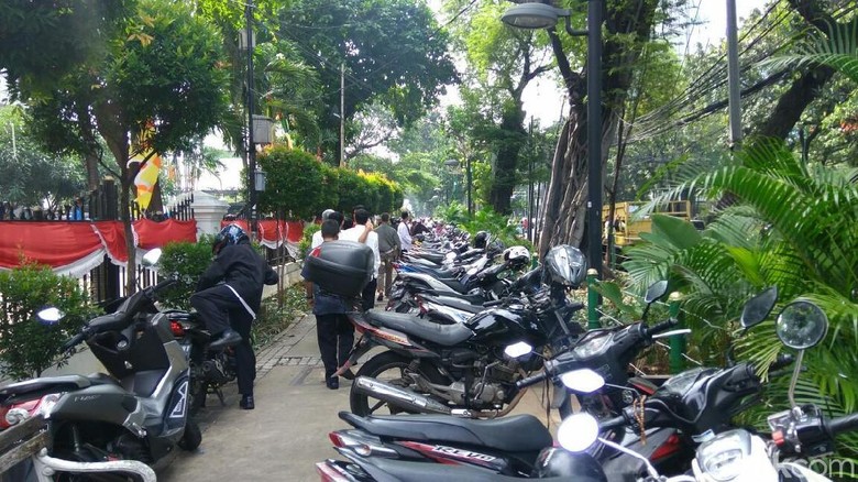 Trotoar di Depan Gedung DPRD DKI Mendadak Jadi Parkiran Motor Trotoar di Depan Gedung DPRD DKI Mendadak Jadi Parkiran Motor