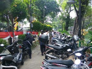 Trotoar di Depan Gedung DPRD DKI Mendadak Jadi Parkiran Motor