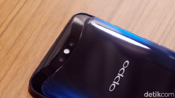 Penampakan bagian belakangnya yang tampak mengkilat dan berkesan premium. Ini dalam kondisi kamera menyembul dari tengah karena aplikasi kamera diakses. Foto: Adi Fida Rahman/detikinet