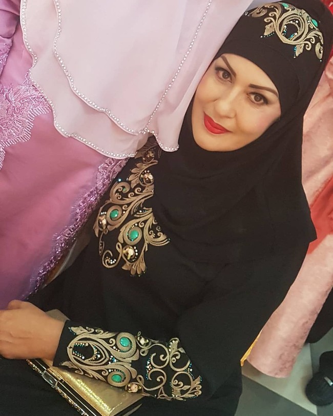 Schechah Sagran seringkali tampil bernuansa Timur Tengah, seperti memakai abaya, headpiece, dengan aksen keemasan. Foto: Instagram/SchechahSagran