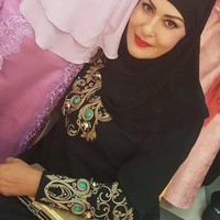 Schechah Sagran seringkali tampil bernuansa Timur Tengah, seperti memakai abaya, headpiece, dengan aksen keemasan. Foto: Instagram/SchechahSagran