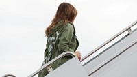 Foto Melania memakai jaket bertuliskan I really dont care, do u? itu menjadi viral di internet. Foto: REUTERS/Kevin Lamarque