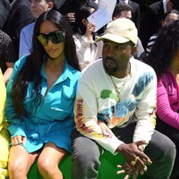 Shirt dress biru tosca menjadi pilihan Kim Kardashian. Tak tampak perhiasan berkilauan yang menemani gayanya. Sepertinya Kim masih trauma dari perampokan yang dialaminya di Paris dua tahun lalu. Sementara itu sang suaminya, Kanye West, tampil kasual dengan sweater bermotif burung, sweatpants abu-abu, dan ugly sneakers. (Foto: Getty Images)
